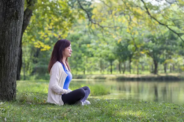 Woman Relaxingly Sitting Practicing Meditation Public Park Attain Happiness Inner — Stock Photo, Image