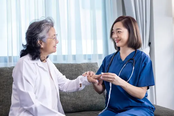Seniorin Bekommt Besuch Von Pflegerin Hause Während Sie Ergebnis Der — Stockfoto