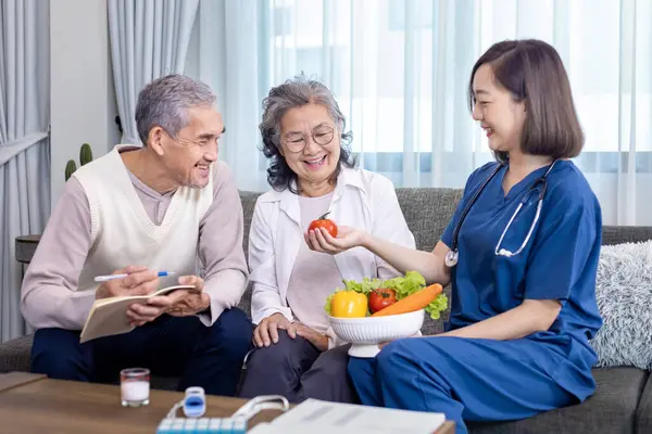 Senior Par Fick Medicinsk Rådgivning Besök Vårdgivare Dietist Hemma Samtidigt — Stockfoto