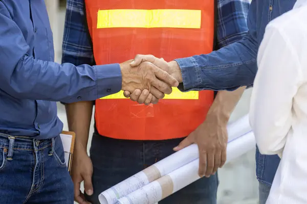 Newly Wed Couple Handshaking Engineering Contractor Construction House Inspect Building — Stock Photo, Image