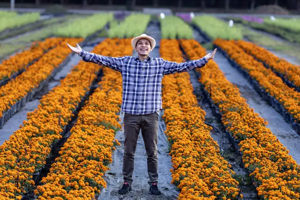 Jardineiro Asiático Está Acolhendo Pessoas Sua Fazenda Flores Corte Cheio — Fotografia de Stock