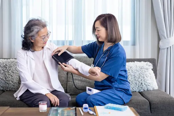 Üst Düzey Kadın Sağlık Emeklilik Sigortası Için Sphygmomanometre Kullanılarak Kan — Stok fotoğraf