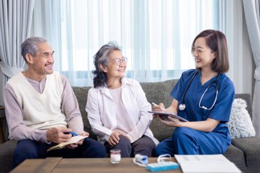 Üst düzey çiftler sağlık ve emeklilik sigortası için sağlık kontrolü yapılırken evde bakım hemşiresi tarafından ziyaret edildiler.