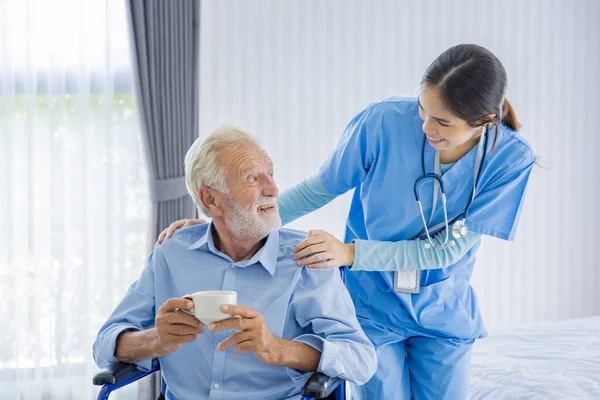 Beyaz Üst Düzey Bir Adam Sağlık Emeklilik Sigortasını Takip Ettiği — Stok fotoğraf