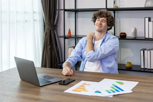 Caucasian Man Working His Home Office While Having Scapula Shoulder — Stock Photo, Image
