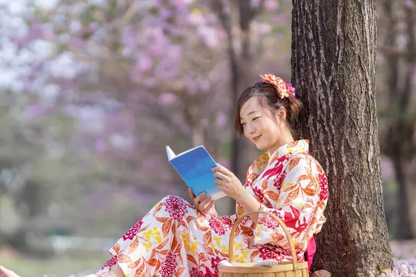 Geleneksel Kimono Elbiseli Japon Kadın Sakura Festivali Sırasında Kiraz Çiçeği — Stok fotoğraf