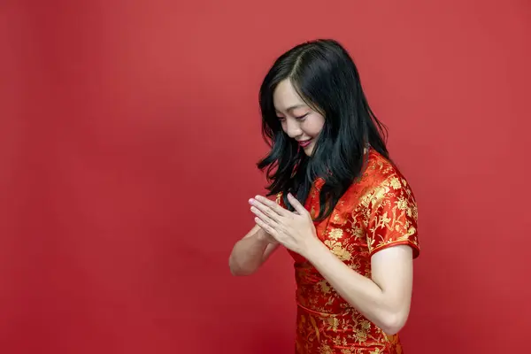 Asiatique Femme Chinoise Avec Cheongsam Rouge Qipao Faisant Geste Respectueux — Photo
