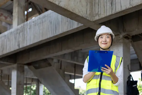 Asian Woman Engineer Full Safety Gear Inspecting Building Structure Investigation — Stock Photo, Image