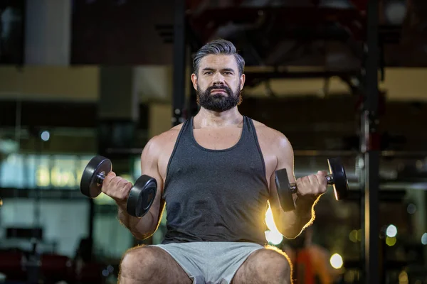 Homem Esporte Muscular Barba Branca Prática Treinamento Peso Halteres Duplos — Fotografia de Stock
