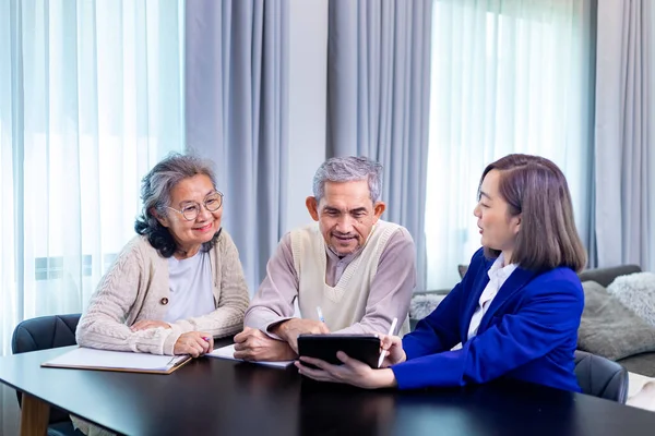 Azjatycka Para Seniorów Uzyskała Poradę Prawnika Sprawie Prawnej Umowy Finansowej — Zdjęcie stockowe