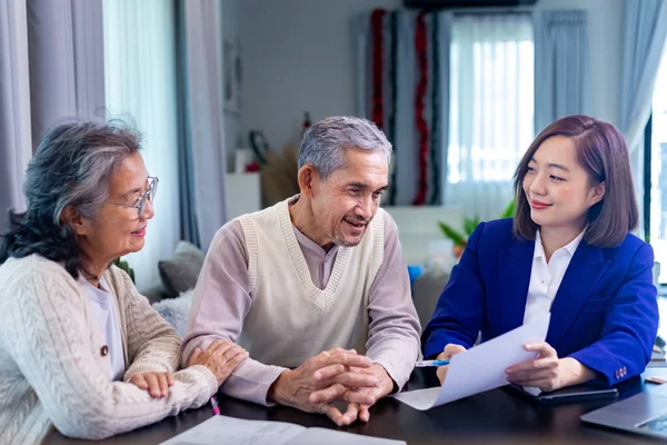 アジアのシニアカップルは 法律上の財務契約と退職後の家庭訪問サービスプロのコンサルタントのための保険ヘルスケアの利点に関する弁護士からアドバイスを受けました — ストック写真