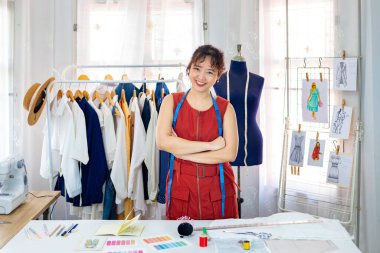 Moda tasarımı ve giyim sektörü konsepti için atölyesinde çalışan Asyalı modaya uygun serbest terzinin portresi