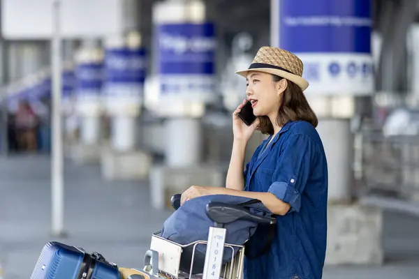 Aziatische Vrouw Toeristische Passagier Met Behulp Van Mobiele Applicatie Bellen — Stockfoto
