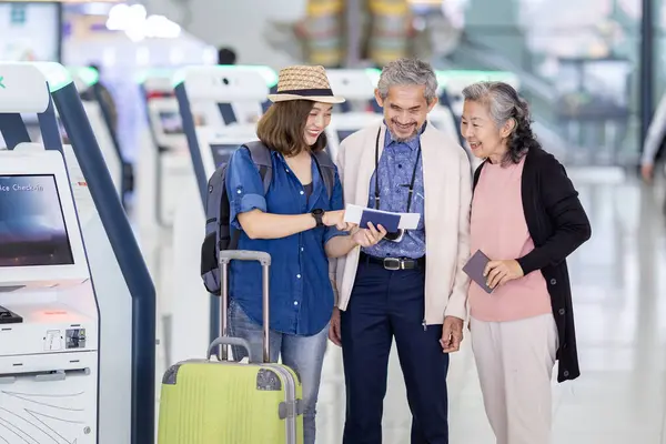 Grupo Passageiros Turísticos Família Asiática Com Pai Sênior Está Olhando — Fotografia de Stock