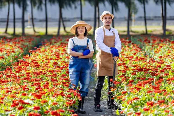 Retrato Del Equipo Jardineros Asiáticos Trabajando Granja Sosteniendo Tenedor Jardín —  Fotos de Stock