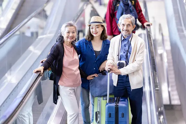 Grupo Pasajeros Turísticos Familiares Asiáticos Con Padres Mayores Que Utilizan — Foto de Stock