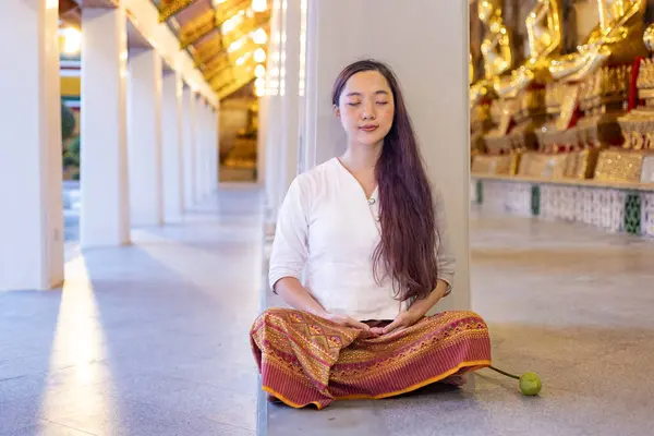 Buddhist Asian Woman Traditional Cloth Doing Mindfulness Meditation Buddhist Temple — Stock Photo, Image