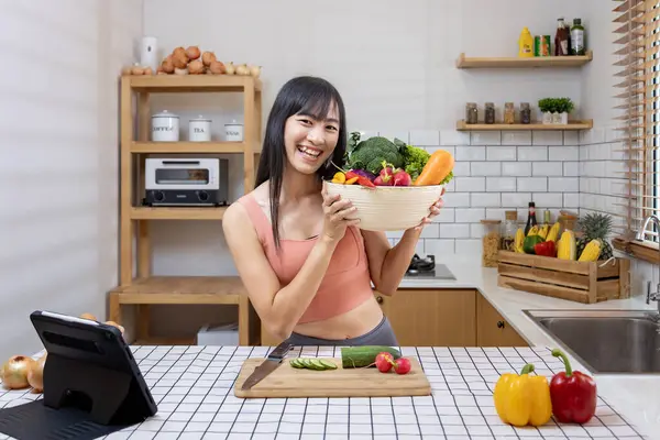 Asyalı ev hanımı, vejetaryen ve vejetaryen yiyecekler için basit ve kolay Japon yemekleri hazırlamak için çeşitli organik sebzeler gösteriyor.