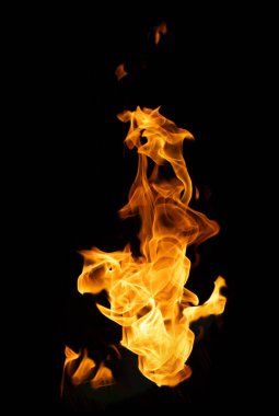 Soyut grafik tasarım için karanlık arka planda izole edilmiş patlayıcı alev topu ateşi ve alevi