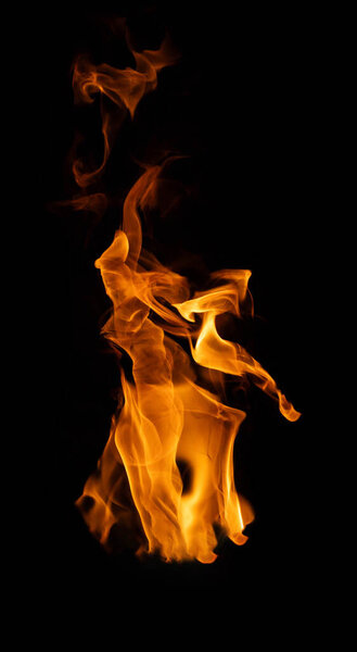 Огонь и горящее пламя взрывного огненного шара изолированы на тёмном фоне для абстрактного графического оформления