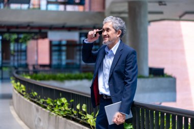 Kıdemli yönetici yöneticileri, hisse senedi piyasası yatırım kavramındaki küresel iş büyümesi ve profesyonel pazarlama stratejisi için hissedarların çağrılarına cevap veriyor.