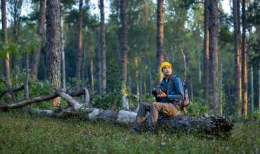 Yeni kuş türlerini keşfeden fotoğrafçı, çam ormanlarında ender bulunan biyolojik çeşitliliği ve alan araştırmaları için araştırma yaparken aynı zamanda ekolojistin fotoğrafını çekiyor.