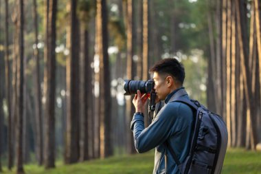 Fotoğrafçı, çam ormanlarında ender bulunan biyolojik çeşitlilik ve çevre araştırmaları için keşif yaparken kuş türlerini keşfeden yeni kuşların fotoğrafını çekiyor.