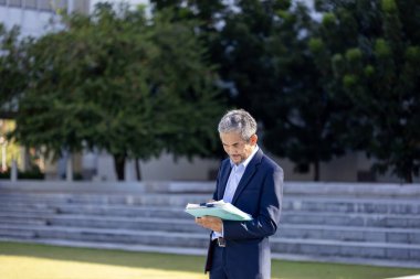 Güven portresi kıdemli Asyalı CEO iş adamı modern pazar lideri, yönetici, yönetici ve milyoner ofisi için belge ve dijital tablet tutuyor. 