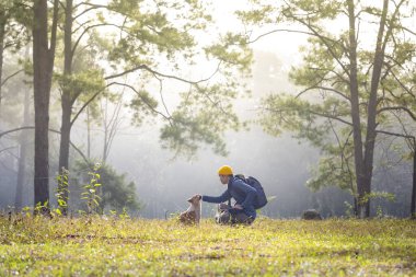 Maceracı, yaz boyunca ormanda evcil köpeğiyle birlikte gezip patikayı ve doğa banyosunu keşfe çıkıyor.