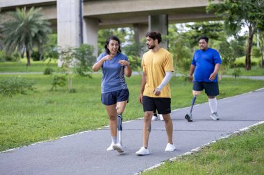 Engelli insanlar, modern altyapı ve erişilebilirlik tasarımı için şehir yolunda birlikte yürüyüş egzersizi yapıyorlar. 