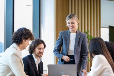 Kafkas kadın satış müdürü, küresel iş ve yatırım için pazar payı artışıyla gelecek yıl için yürütme toplantısında meslektaşına yıllık rapor çizelgesi gösteriyor.