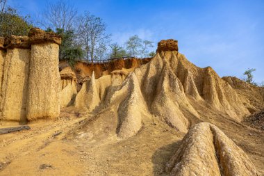 Bilimsel araştırma için doğal kumtaşı kanyonu taş ocağı kaynağı ve erozyonu anlamak için arkeoloji