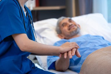 Kıdemli hasta, sağlık hizmetleri ve emeklilik sigortası konseptine olan minnettarlığını göstermek için hastanedeki hemşireden tıbbi hizmet aldı.