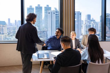 Çeşitli iş adamlarından oluşan bir ekip, yeni stratejik stratejik strateji projesi üzerinde anlaşma ve el sıkışma anlaşması yapıyor ve diğer meslektaşlarından da ortaklık için takdir ve alkış alıyor.