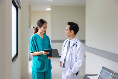 Asyalı doktorlardan oluşan bir ekip, uzman hekim deneyimi olan uzman doktorların kesin bakım planı için hastanın tıbbi kayıtlarını tartışıyor ve beyin fırtınası yapıyor.