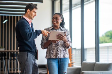 Üniversite profesörleri üniversite kampüsünde müfredat ve eğitimle ilgili olarak eğitimci ve topluluk için yüksek lisans işletme eğitimi hakkında tartışıyorlar.