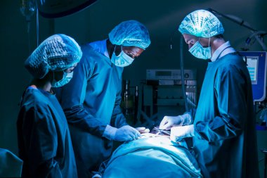 Cerrah doktorlar acil serviste daha fazla hayat kurtarmak için organ donöründen gelen hastaya kalp ameliyatı yapıyorlar.