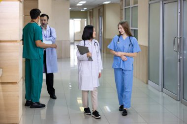 Çeşitlilik doktoru ve hemşire, uzman hekim deneyimi olan uzman doktorların kesin tedavi planı üzerine hasta kayıtları üzerinde tartışıyor ve beyin fırtınası yapıyor.