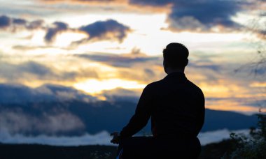 Silüet insan görüşü, sağlıklı akıl ve ruh için iç huzur bilgeliğinden mutluluk elde etmek amacıyla yazın sis ve sisle birlikte dağın zirvesinde rahatça meditasyon yoga mudrası yapmaktır.