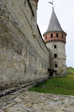Kamianet-Podilskyi 'deki antik kalenin duvarı ve kulesi.