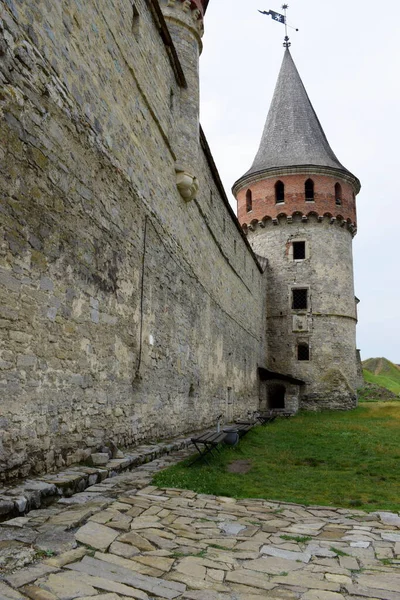 カミアンエツ ポディルスキーの古代城の壁と塔 — ストック写真