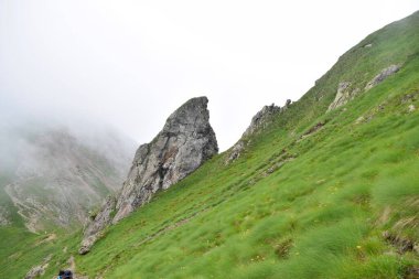 Dağlarda gizemli bir taş