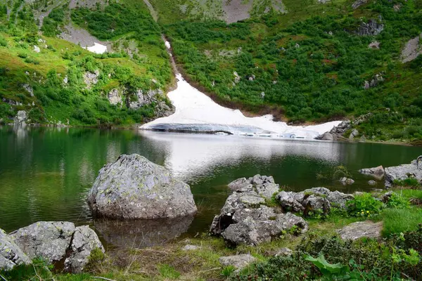 Yazın Alp Gölü 'nde kar çığının kalıntıları.