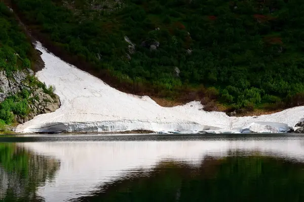 Yazın Alp Gölü 'nde kar çığının kalıntıları.
