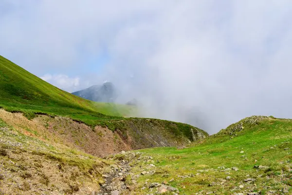 Alp dağları bulutlarda