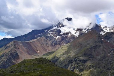 Karda zirveleri olan yüksek dağ manzarası