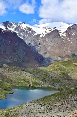 Karla kaplı yüksek dağlar, göl