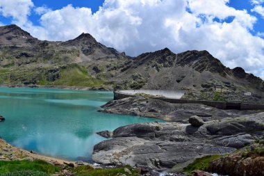 Dağ manzarası, kayalar, inanılmaz göl, dağlarda baraj.