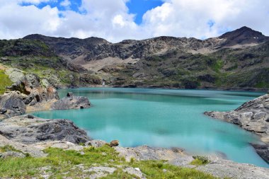 Dağların yükseklerinde su renginde inanılmaz bir göl.