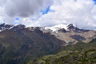 Dağ manzarası, yüksek dağlar, karla kaplı tepeler. 